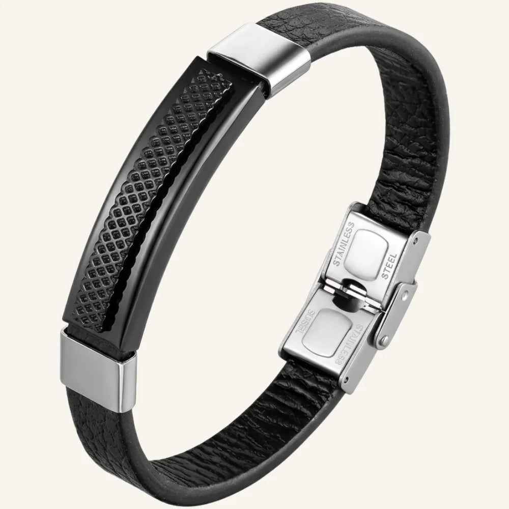 bracelet cuir acier plaque quadrillée