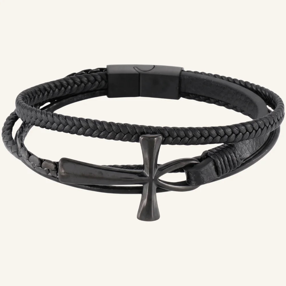 bracelet cuir multi-rangs et acier croix ansée