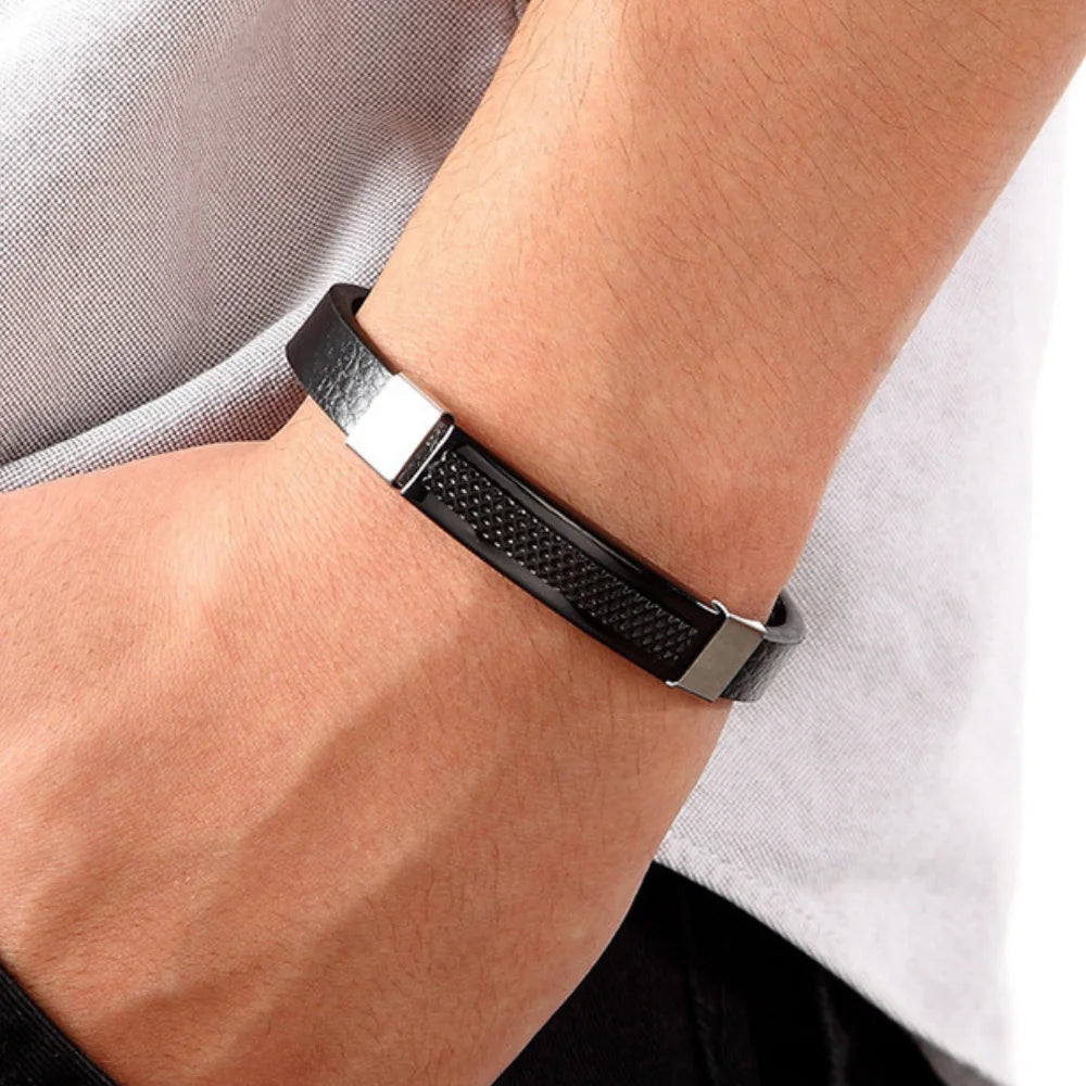 démo bracelet cuir et acier plaque quadrillée